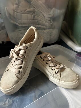 Taos Footwear Beige Canvas Sneakers